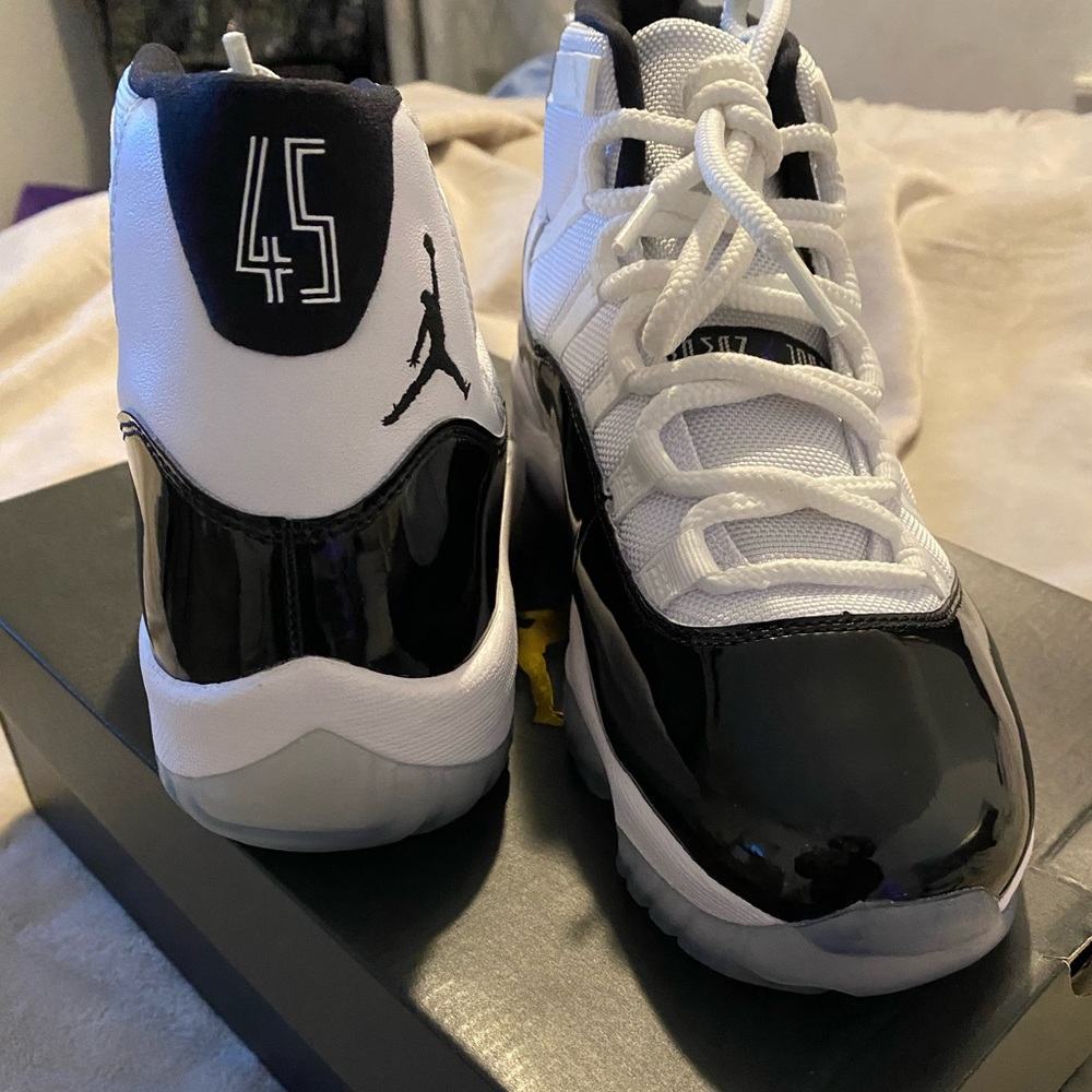 Air Jordan 11 retro never worn, in great condition, comes with box. - Picture 3 of 6